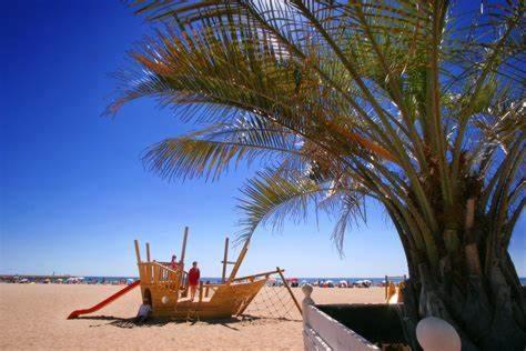 Bleu: Seaside Comfort With Modern Amenities Serignan
